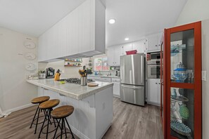 Geladeira, micro-ondas, fogão, cooktop