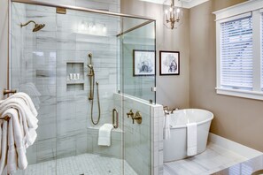 Badewanne, Haartrockner, Handtücher