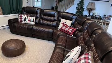 TV connectée, cheminée, jeux vidéo, baby-foot