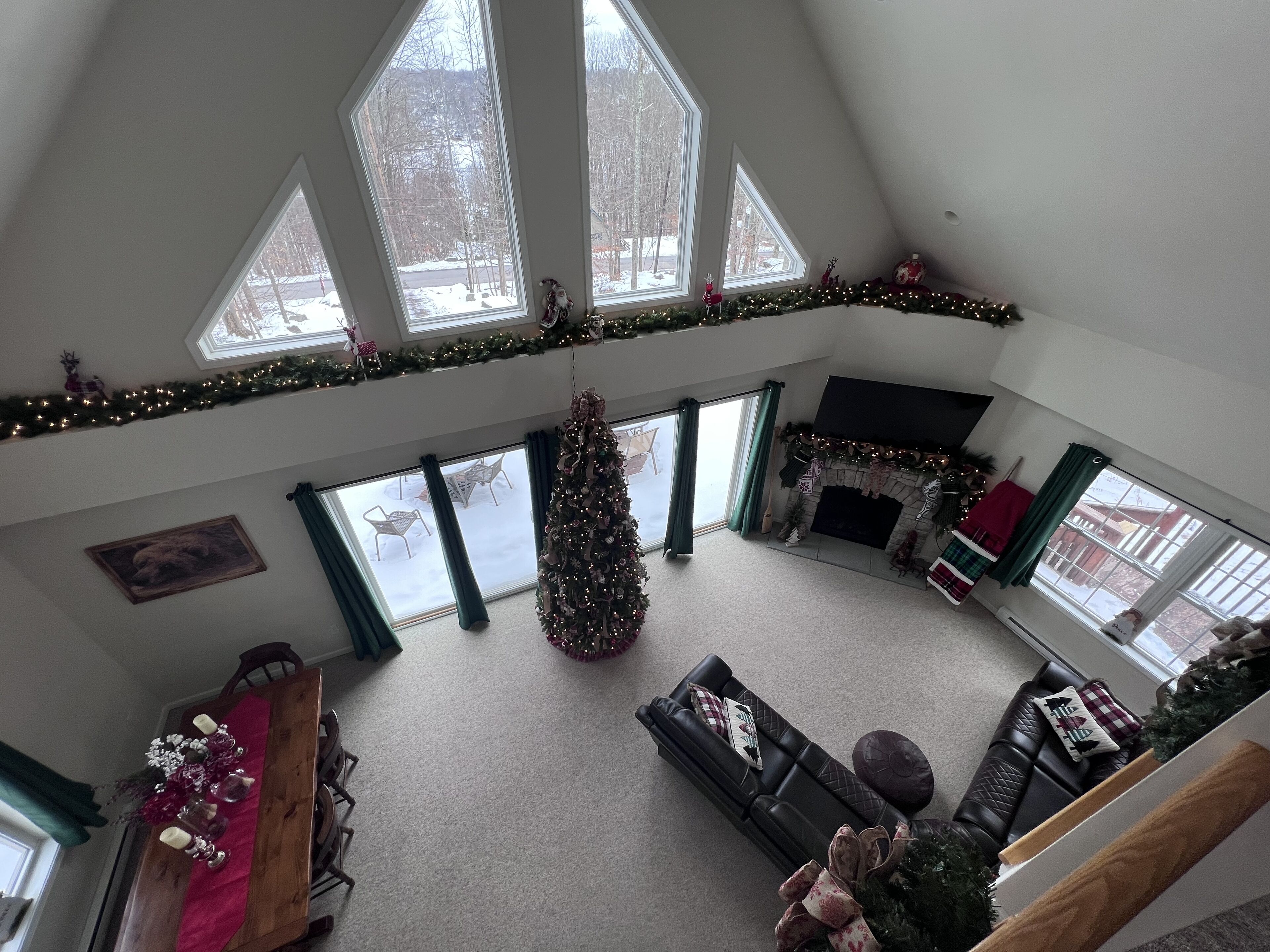 TV connectée, cheminée, jeux vidéo, baby-foot