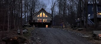 Beautifully Clean, Decorated, Cozy Chalet in an Amenity Rich Community