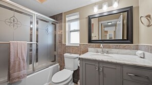 Combined shower/bathtub, hair dryer, towels - Cape Coral Reef - 5 bedroom/4 bath Private Courtyard Pool Home (Cape Coral)