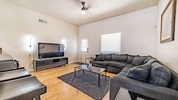 TV connectée, cheminée, jeux vidéo, table de tennis de table