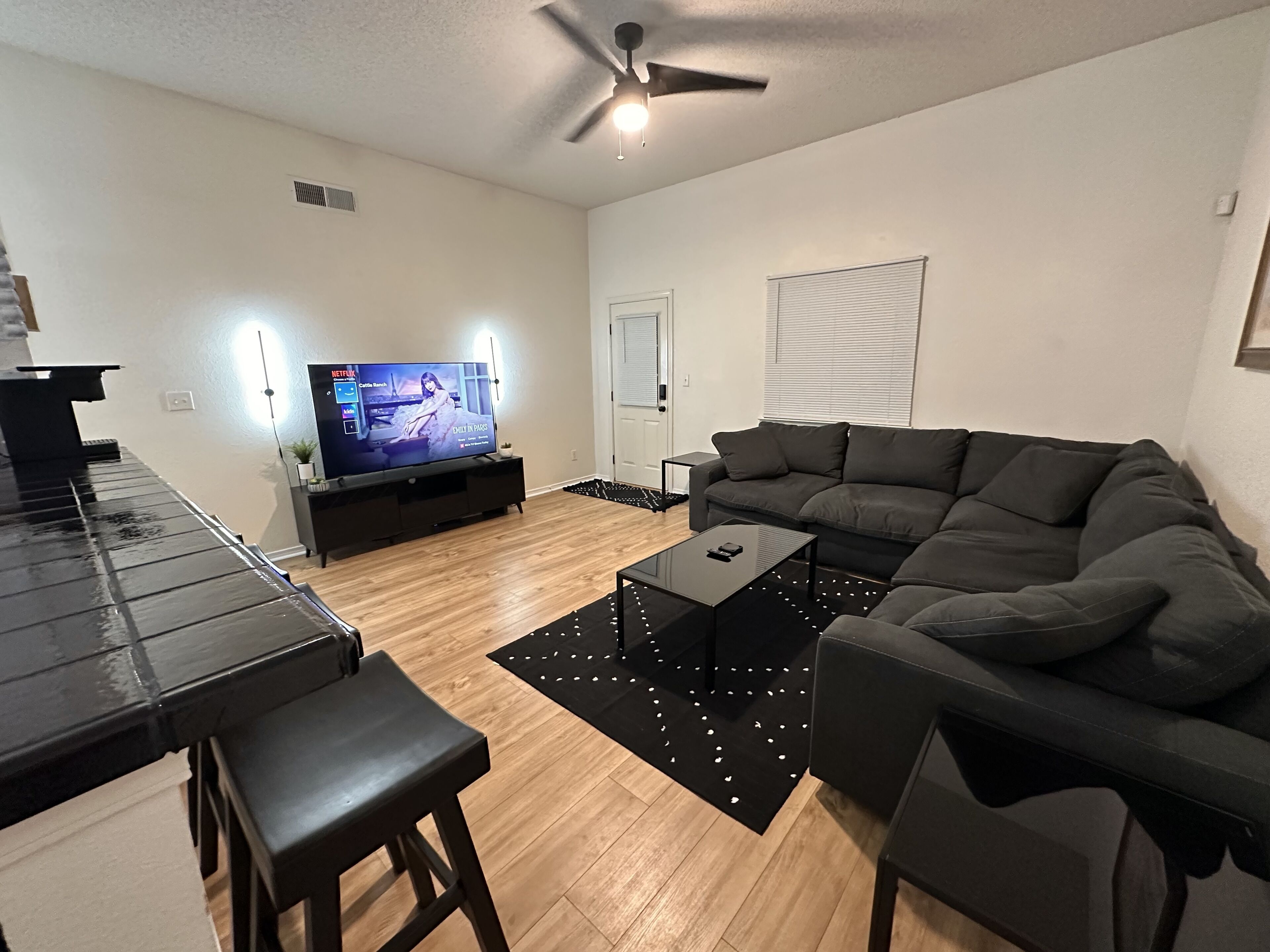 TV connectée, cheminée, jeux vidéo, table de tennis de table