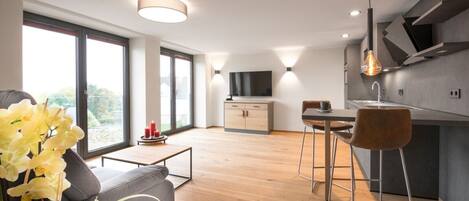 Smart TV, fireplace, ping pong