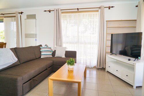 COZY LOVELY LITTLE HOUSE IN WERRIBEE