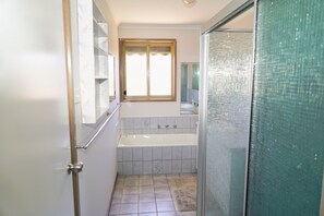 Bathtub, hair dryer, towels, soap - COZY LOVELY LITTLE HOUSE IN WERRIBEE (Werribee)