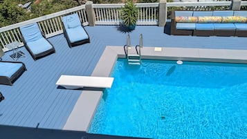 Een buitenzwembad en een verwarmd zwembad