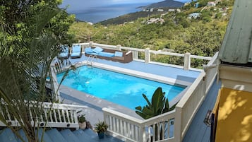 Een buitenzwembad, een verwarmd zwembad