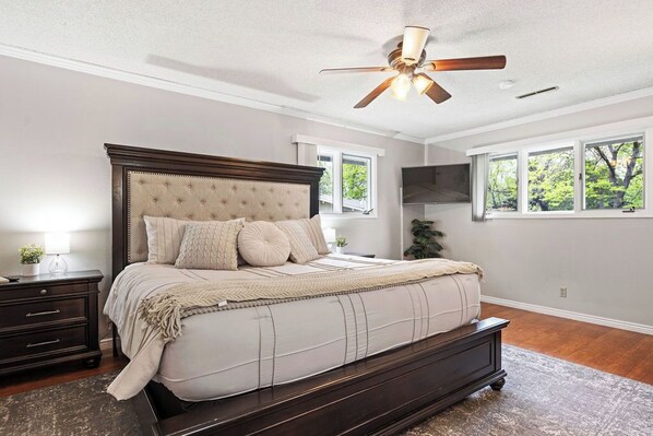 5 bedrooms, desk, iron/ironing board, travel cot