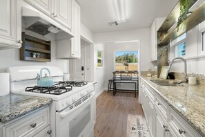 Private kitchen - Stunning Private House with large Patio (Camarillo)