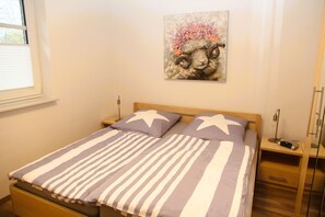 2 bedrooms, desk, WiFi