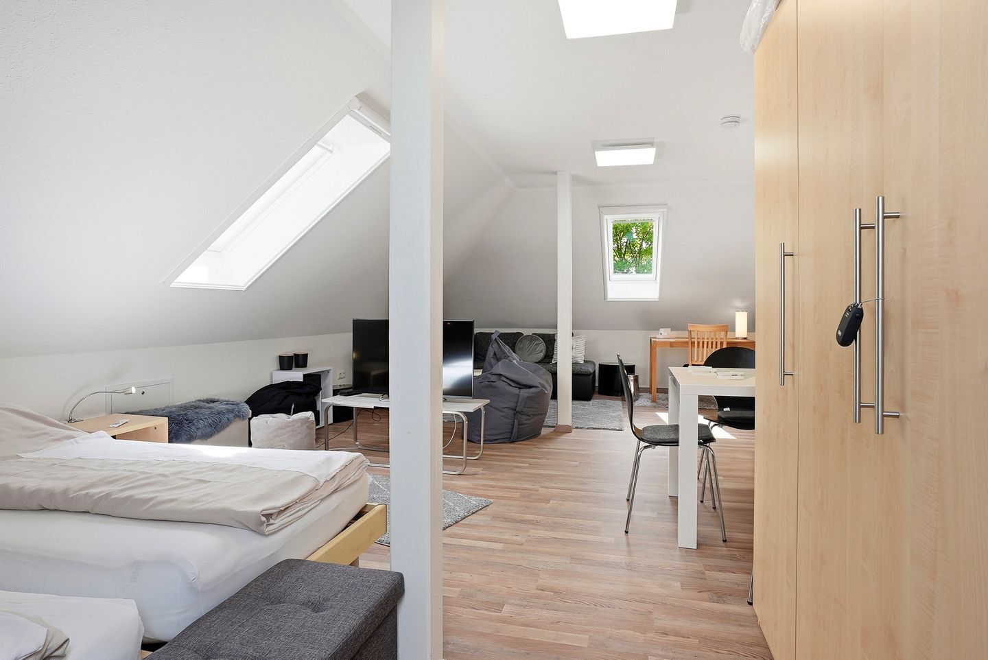 2 bedrooms, desk, WiFi