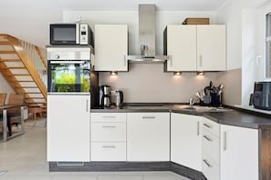 Fridge, microwave, oven, stovetop - Hüsken Malina - Wohlfühl-oase! Urlaub Genießen in Direkter Nähe zum Deich und Meer (Norden)
