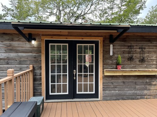Cozy Cabin 5 minutes to Boat Ramp at Sommerville Lake. Pet friendly!