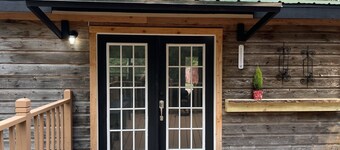 Cozy Cabin 5 minutes to Boat Ramp at Sommerville Lake. Pet friendly!