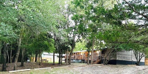 Cozy Cabin 5 minutes to Boat Ramp at Sommerville Lake. Pet friendly!