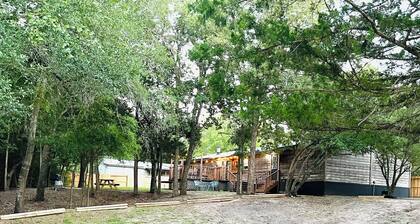 Cozy Cabin 5 minutes to Boat Ramp at Sommerville Lake. Pet friendly!
