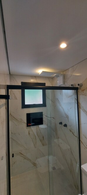 Shower, hair dryer, towels, soap - Duplex apartment in Villa Licuri (são sebastião)