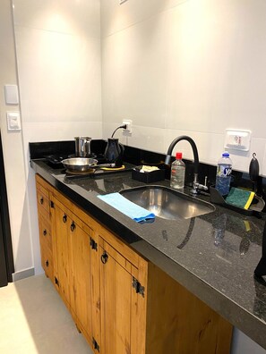 Fridge, microwave, stovetop, electric kettle - Duplex apartment in Villa Licuri (são sebastião)