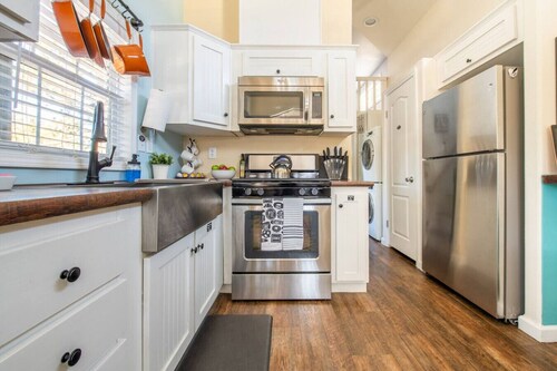 Rustic Escape| Fireplace, BBQ Grill & Scenic Views