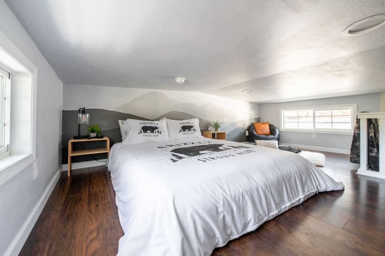 2 slaapkamers, een bureau, een strijkplank/strijkijzer, reisbedje