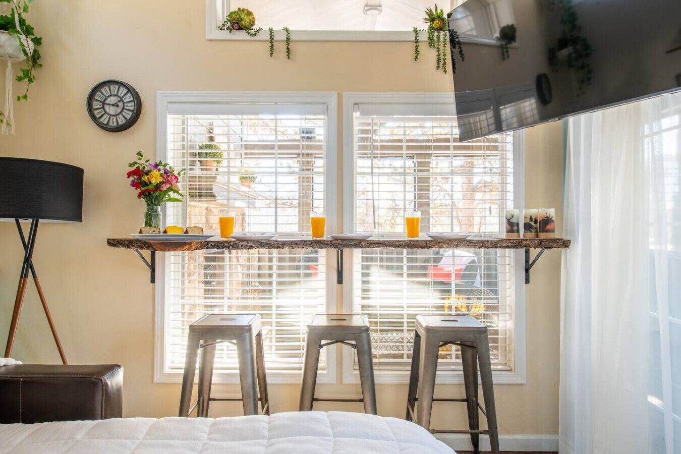 2 makuuhuonetta, työpöytä, silitysrauta/-lauta, vauvan matkasänky