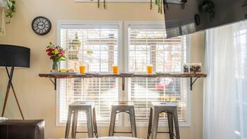 2 slaapkamers, een bureau, een strijkplank/strijkijzer, reisbedje