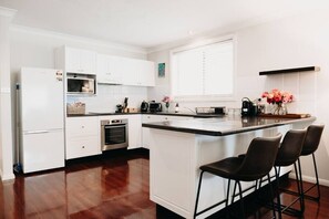 Køleskab, mikrobølgeovn, ovn, kogeplade