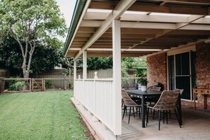 Outdoor dining - Kensington – Luxury escape in Dubbo, sleeps 8 (Dubbo)