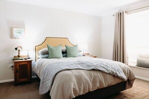 3 bedrooms, iron/ironing board, travel crib, WiFi - Kensington – Luxury escape in Dubbo, sleeps 8 (Dubbo)