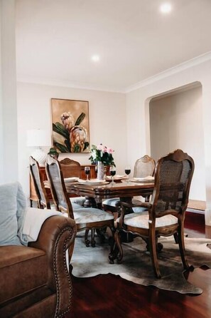Dining - Kensington – Luxury escape in Dubbo, sleeps 8 (Dubbo)