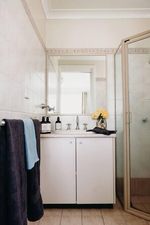 Hair dryer, towels, soap, shampoo - Kensington – Luxury escape in Dubbo, sleeps 8 (Dubbo)