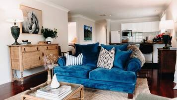 Een televisie, een open haard en boeken