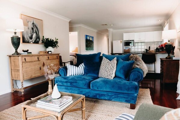 TV, fireplace, books - Kensington – Luxury escape in Dubbo, sleeps 8 (Dubbo)