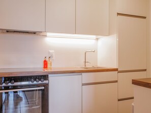 Réfrigérateur, four, lave-vaisselle, grille-pain
