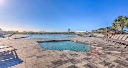 Walk to Beach: Condo w/ Balcony in Hilton Head
