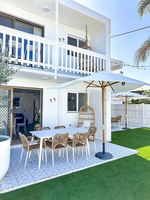 Outdoor dining - The Villa's Mooloolaba - Villa 4 (Mooloolaba)