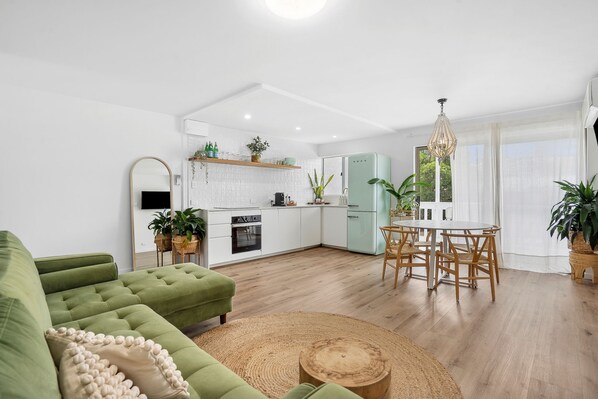 Smart TV - The Villa's Mooloolaba - Villa 4 (Mooloolaba)