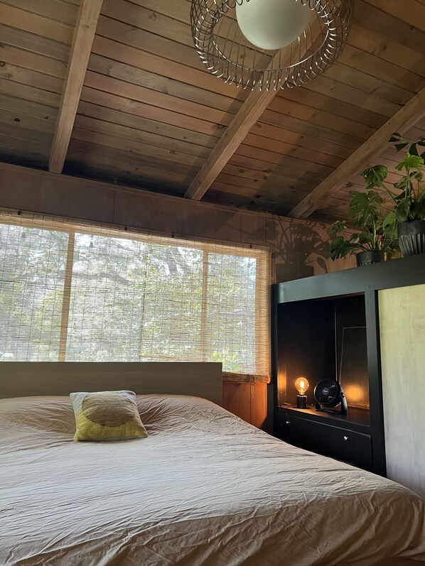 2 bedrooms, desk, iron/ironing board, WiFi