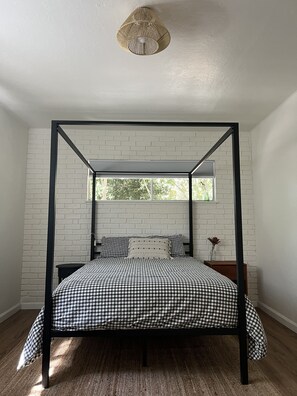 3 habitaciones, escritorio, tabla de planchar con plancha y wifi