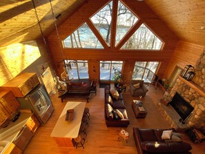 Smart-TV, Kamin, Bücher, Stereoanlage