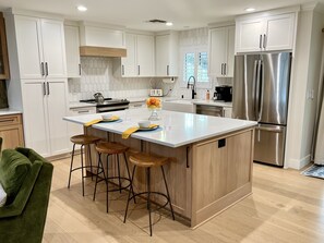 Fridge, microwave, oven, stovetop - Casa Gia- Quiet Luxury Biltmore Area- Heated Pool (Phoenix)