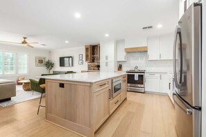 冷蔵庫、電子レンジ、オーブン、コンロ