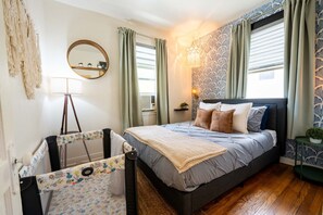 1 habitación, tabla de planchar con plancha y cuna de viaje 