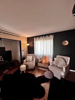 Living area - Your Happy Place, created by local artists (Yucca Valley)