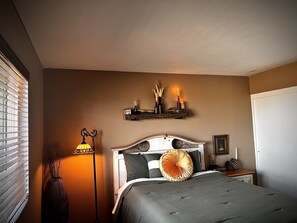 2 bedrooms, desk, WiFi - Your Happy Place, created by local artists (Yucca Valley)