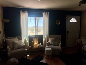 Living area - Your Happy Place, created by local artists (Yucca Valley)