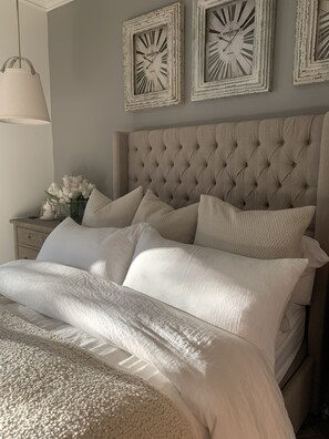5 bedrooms, iron/ironing board, free WiFi, bed sheets