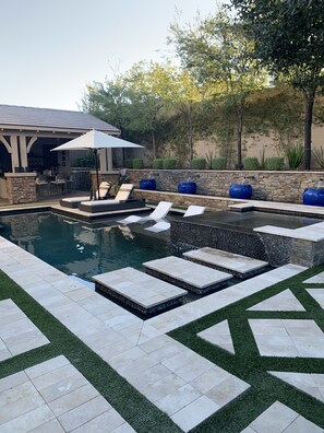 Alberca al aire libre y alberca climatizada